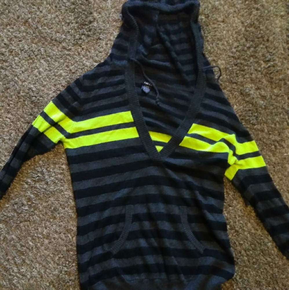 Black gray and green sweater thing ma bober